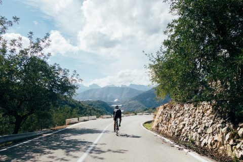 Ciclista en carretera