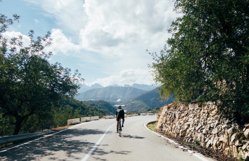 Ciclista en carretera