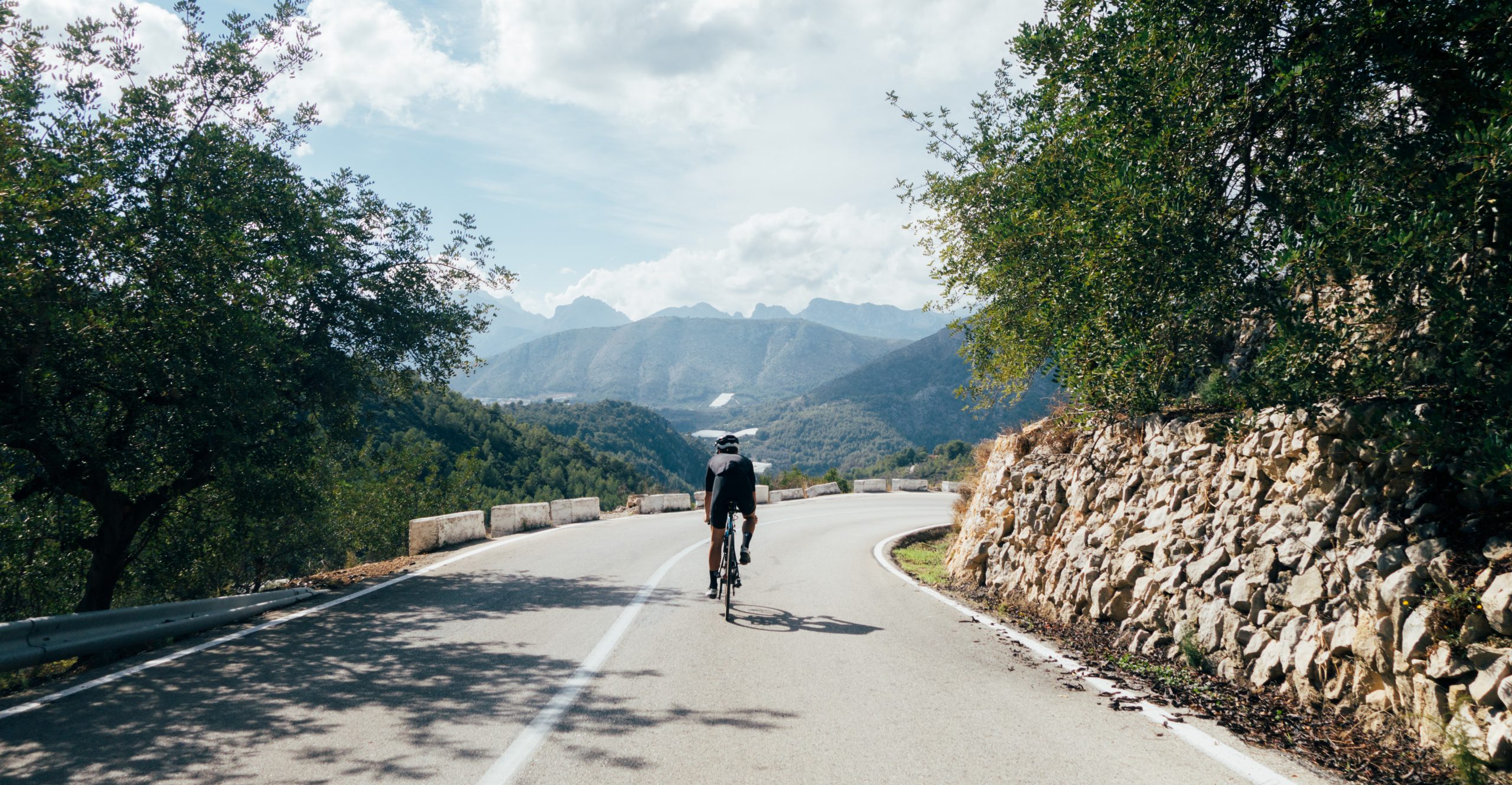 Ciclista en carretera