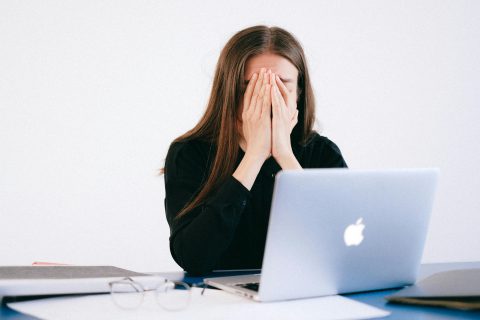 mujer con ansiedad por trabajo