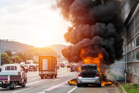 coche incendiandose