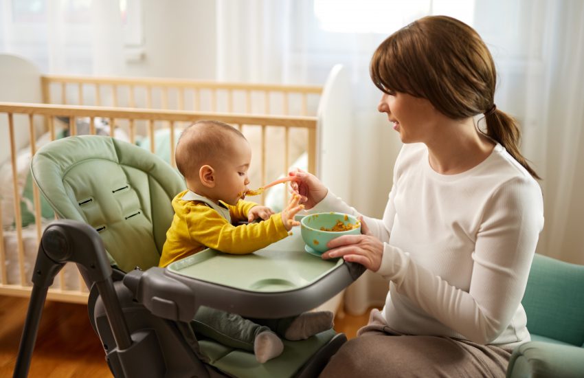 madre dando de comer a su bebe