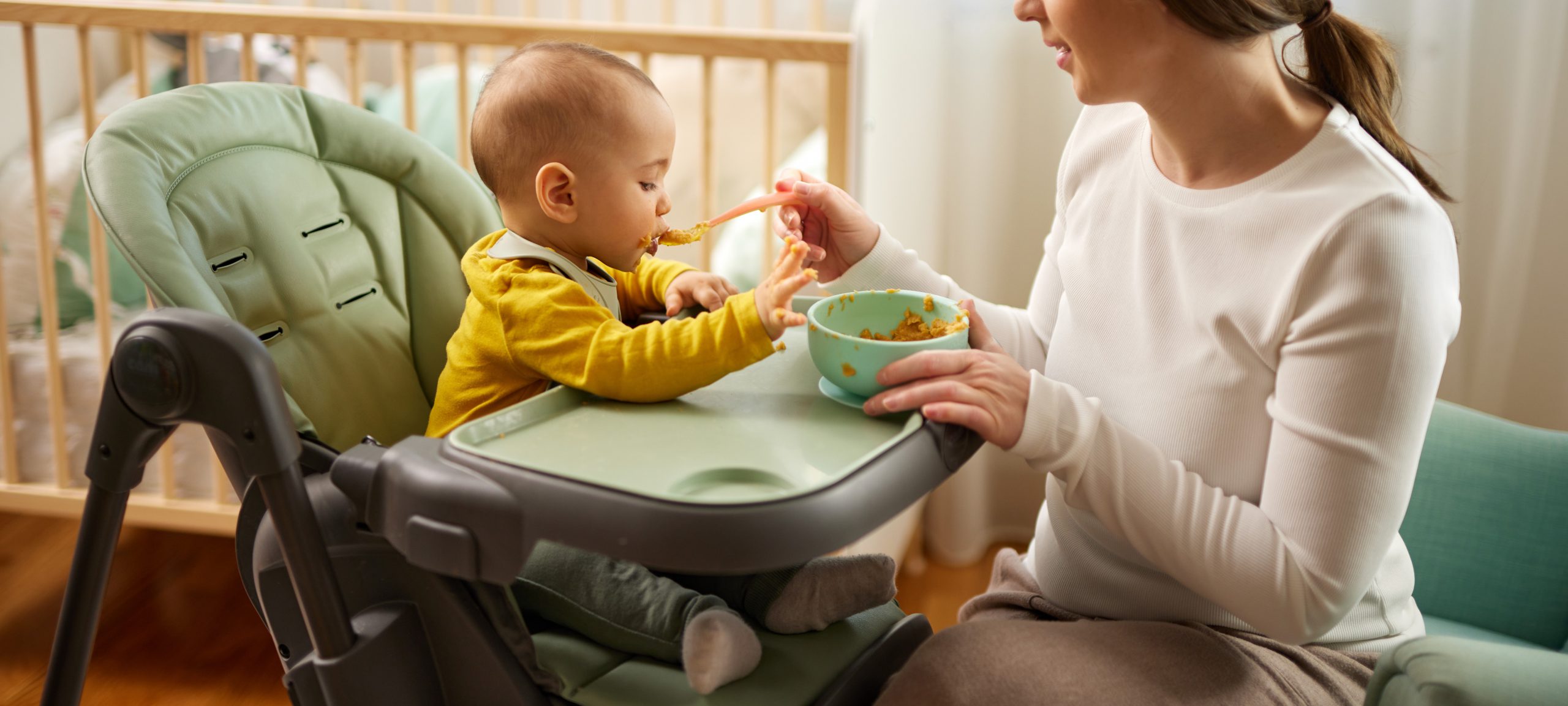 madre dando de comer a un bebe