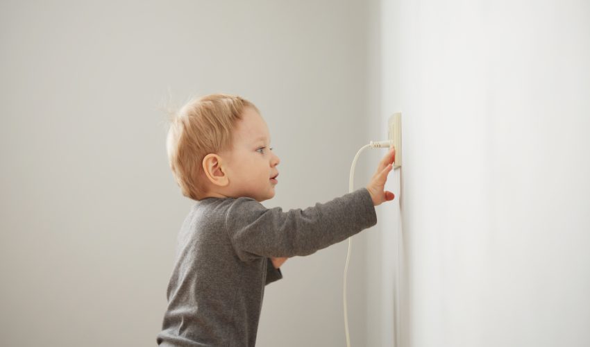 niño jugando con un enchufe
