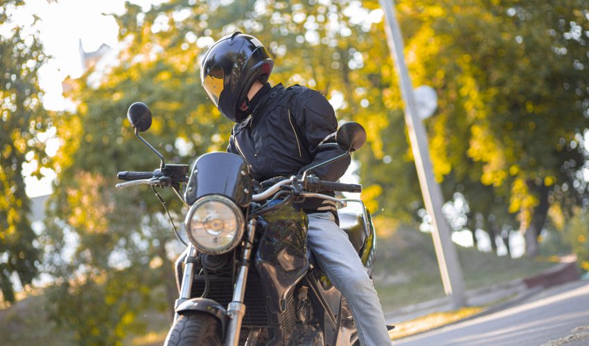 motero con casco
