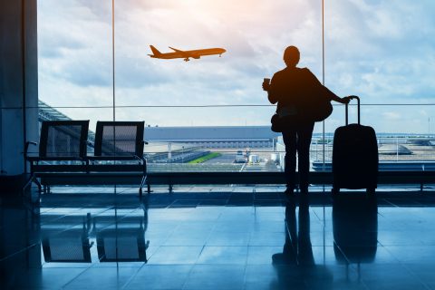 mujer en el aeropuerto