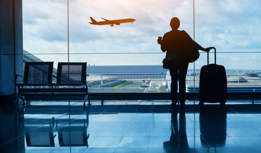 mujer en el aeropuerto