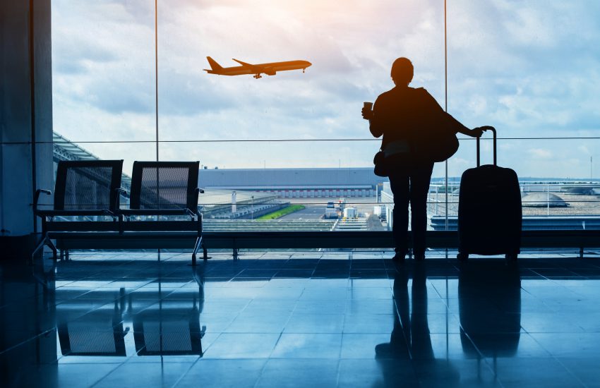 mujer en el aeropuerto