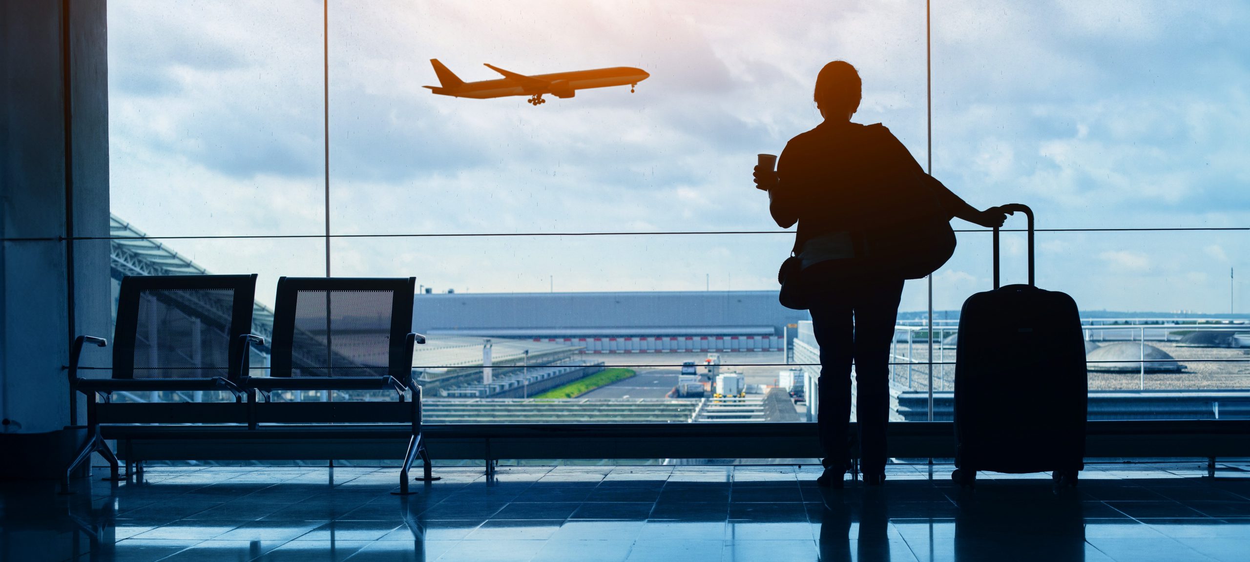 mujer en el aeropuerto