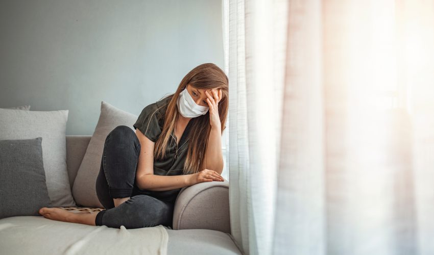 mujer hipocondríaca preocupada