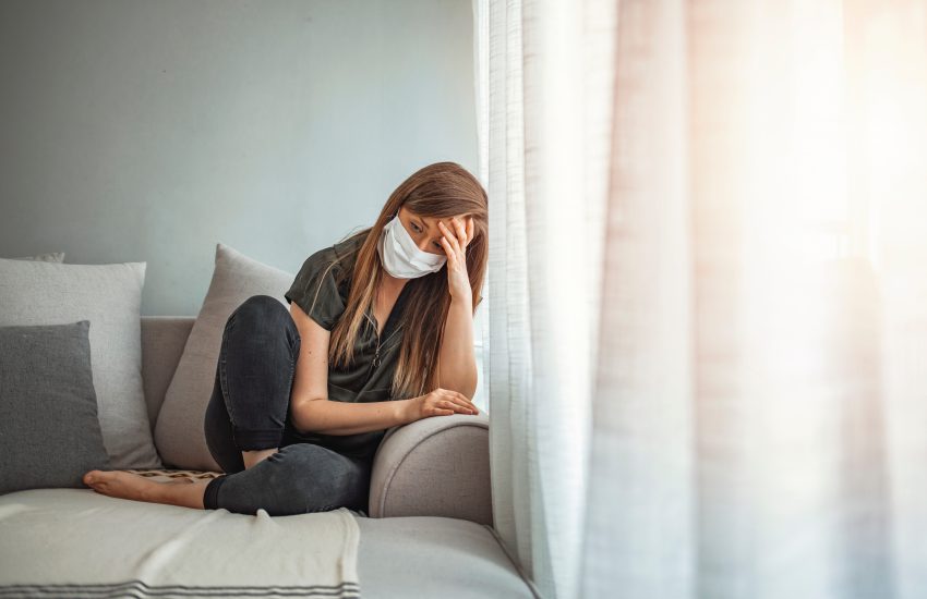 mujer hipocondríaca preocupada
