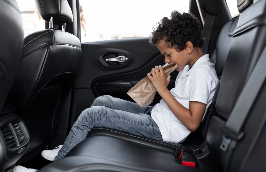 niño vomitando en el coche