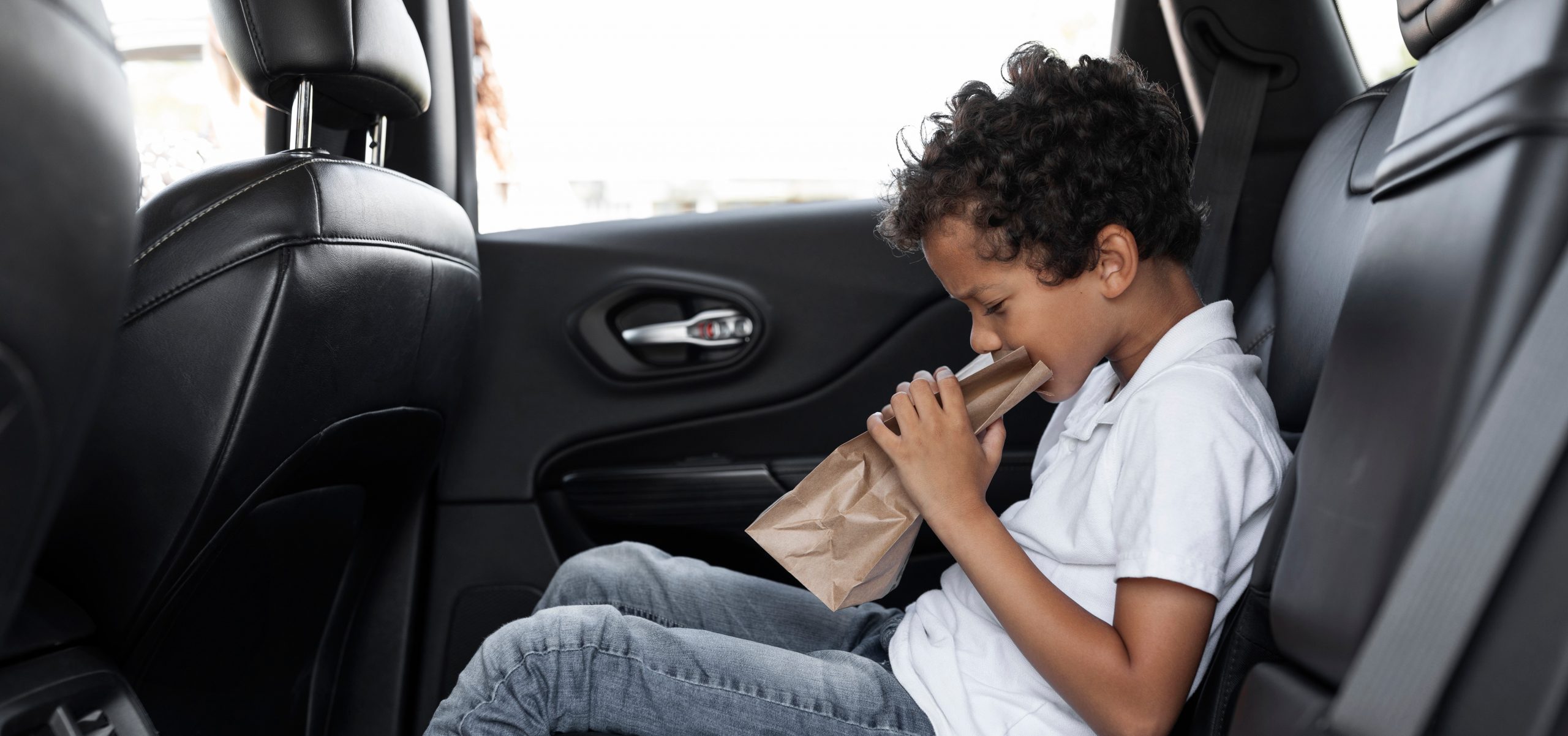niño vomitando en el coche