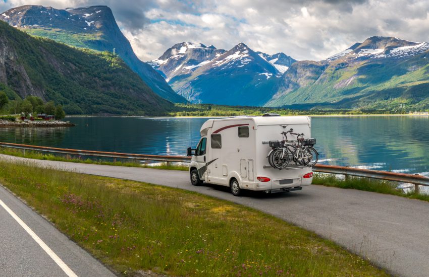 autocaravana en la carretera frente a un lago