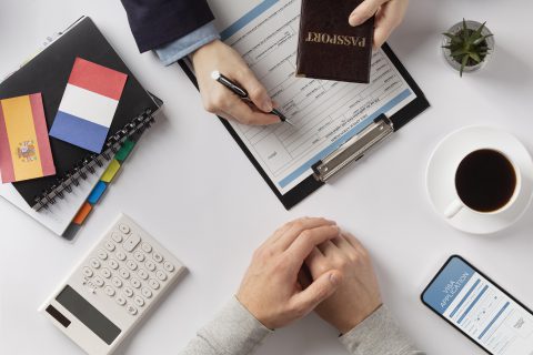 dos personas firmando un documento de solicitud de visa