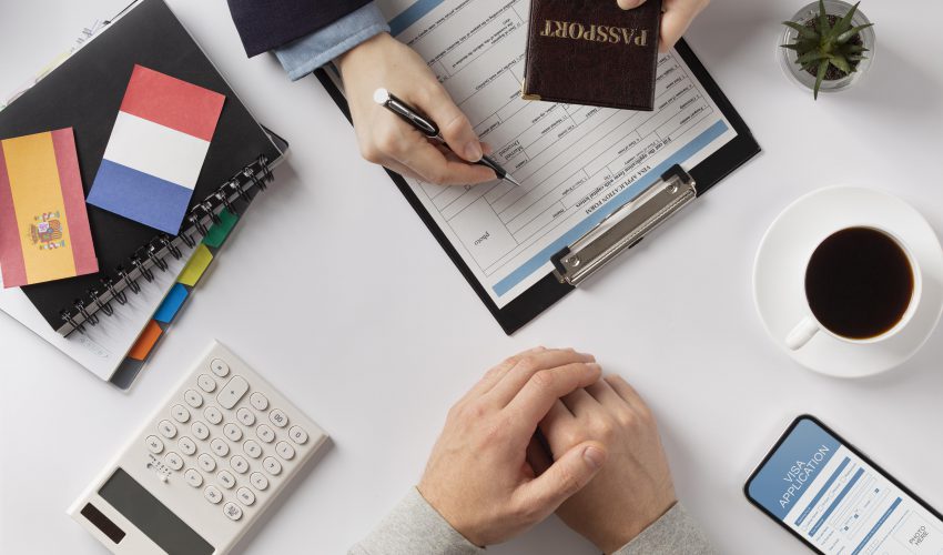 dos personas firmando un documento de solicitud de visa