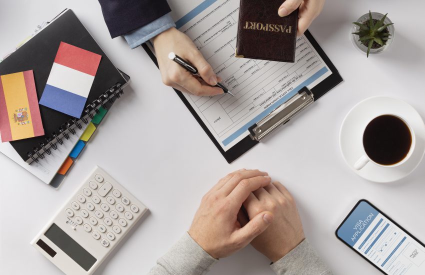 dos personas firmando un documento de solicitud de visa