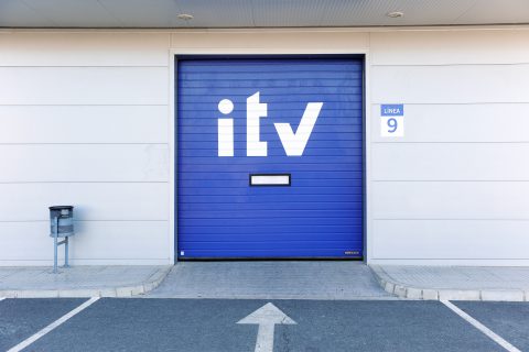 puerta de una itv azul