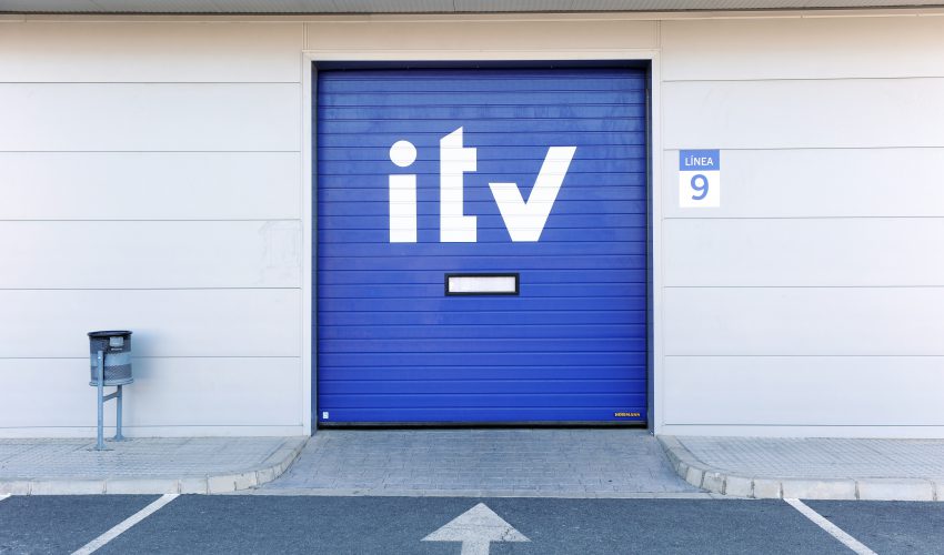 puerta de una itv azul