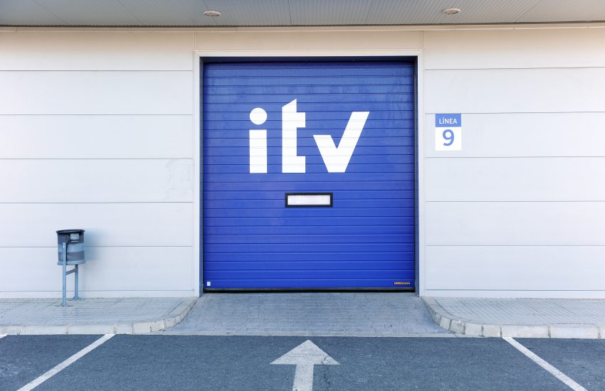 puerta de una itv azul