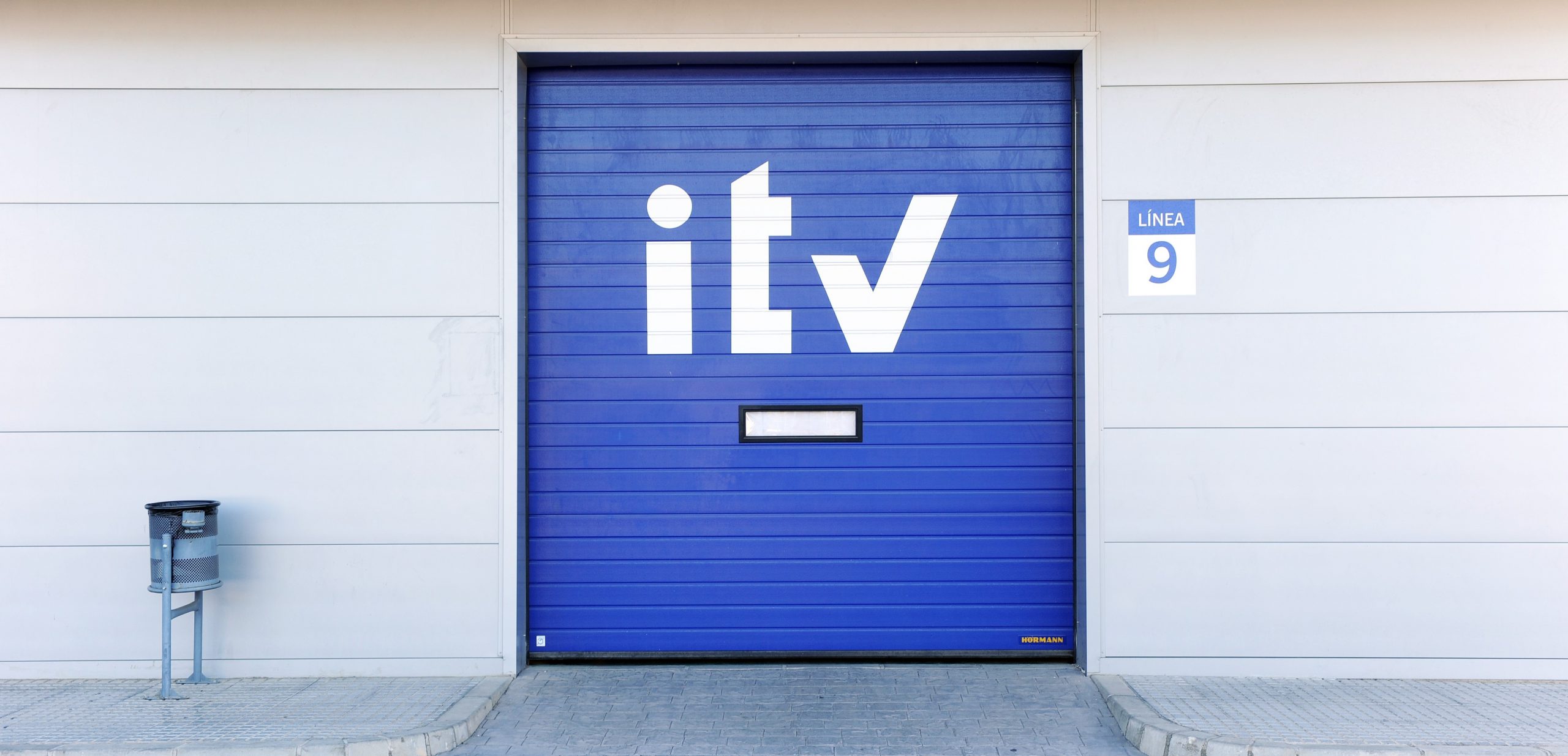 puerta de una itv azul