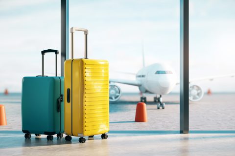 maletas en en aeropuerto frente a un avion