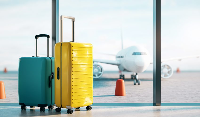 maletas en en aeropuerto frente a un avion