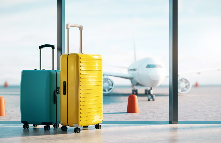 maletas en en aeropuerto frente a un avion