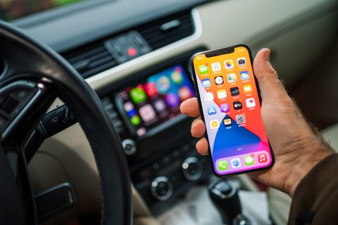 hombre conectando el android auto en el coche