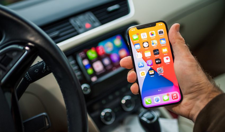 hombre conectando el android auto en el coche