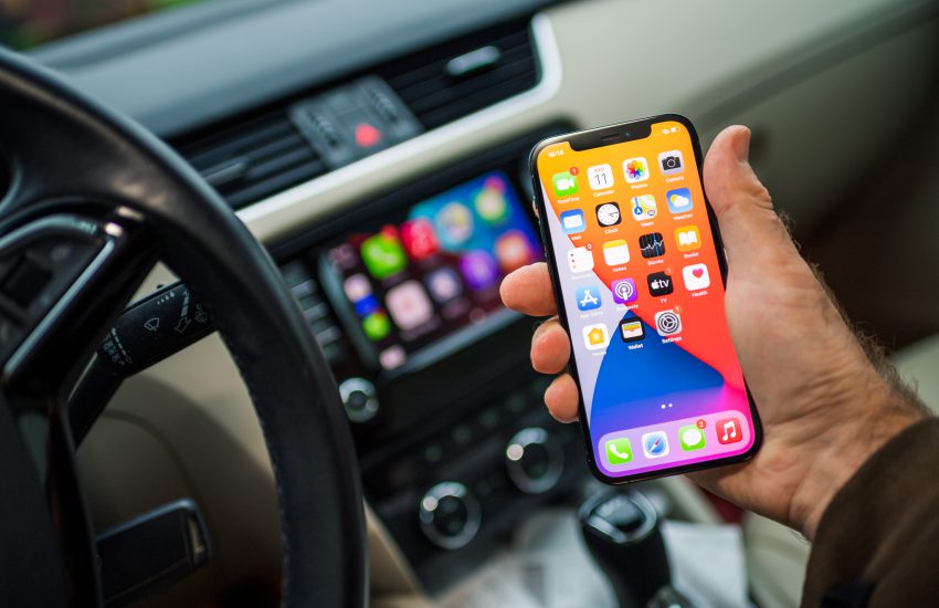 hombre conectando el android auto en el coche