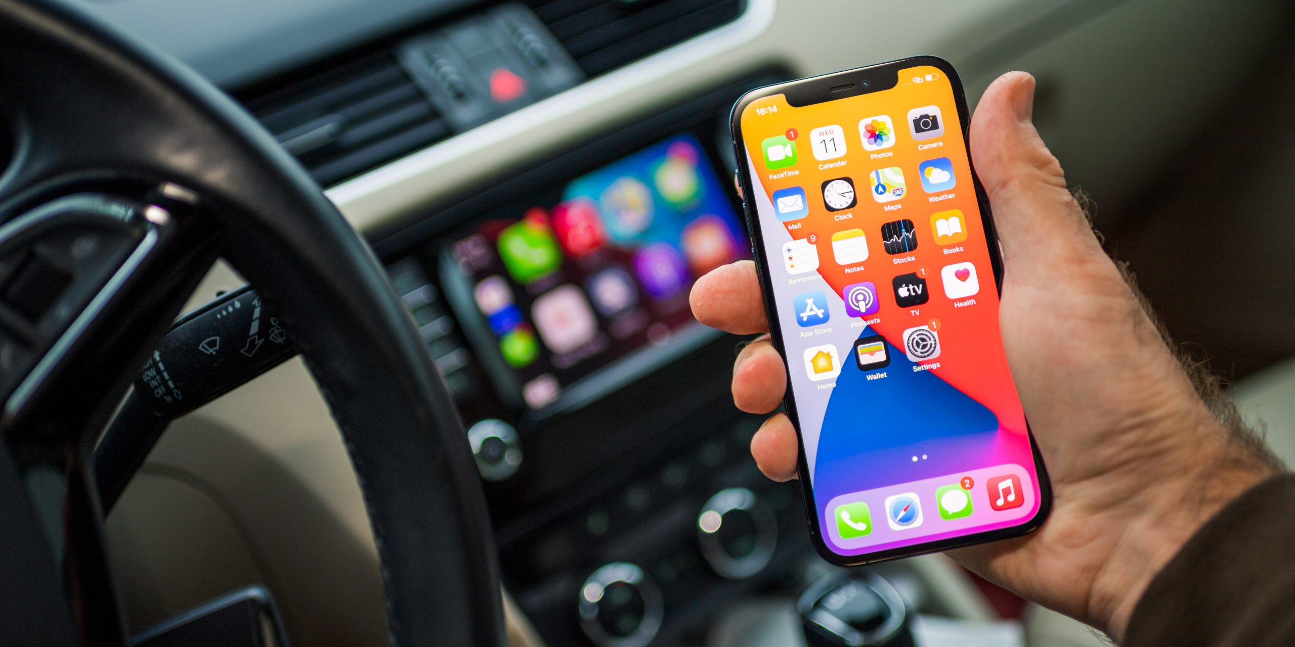 hombre conectando el android auto en el coche