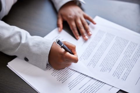 hombre firmando unos documentos