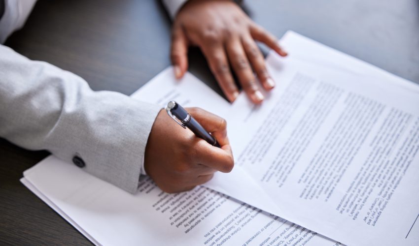 hombre firmando unos documentos