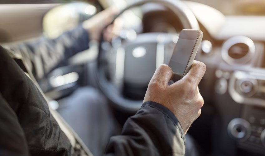 hombre usando móvil en el coche