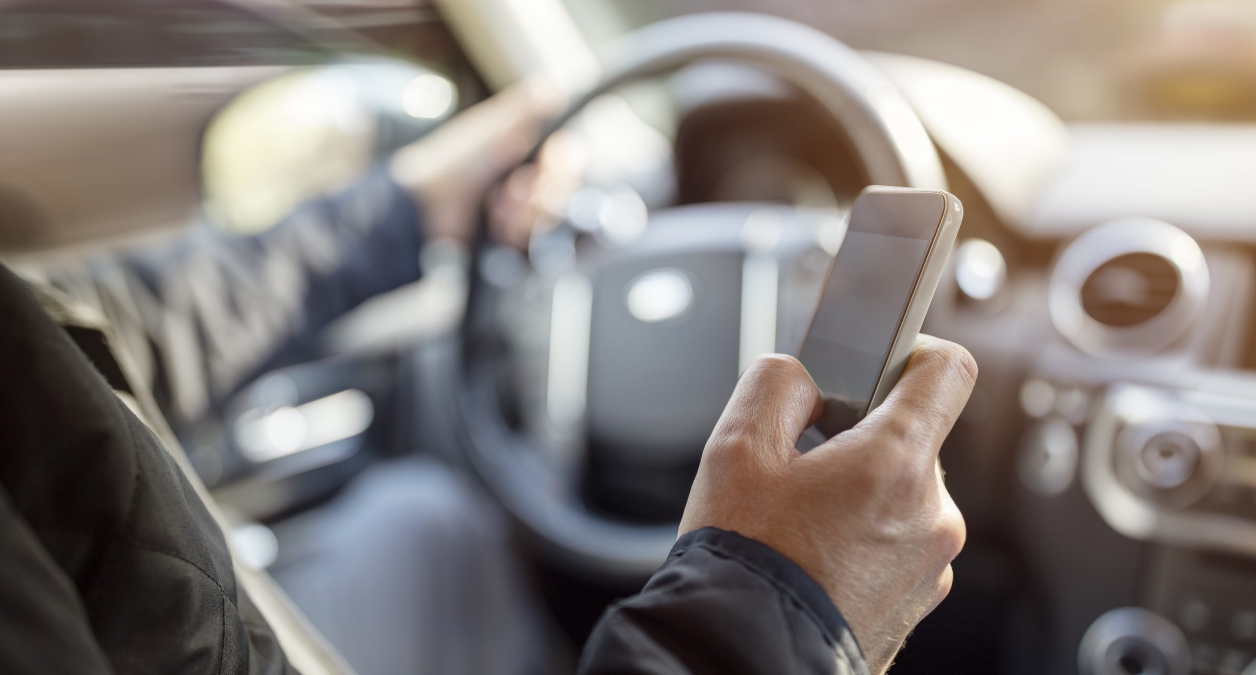 hombre usando móvil en el coche
