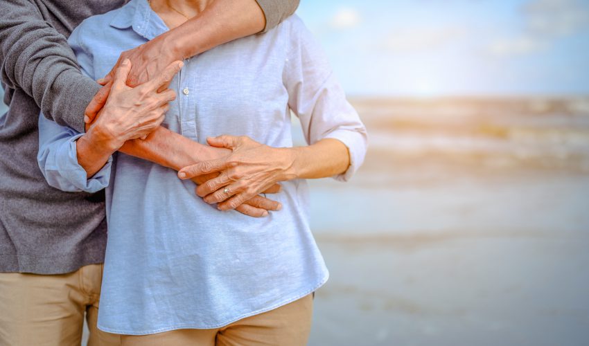 pareja mayor abrazandose