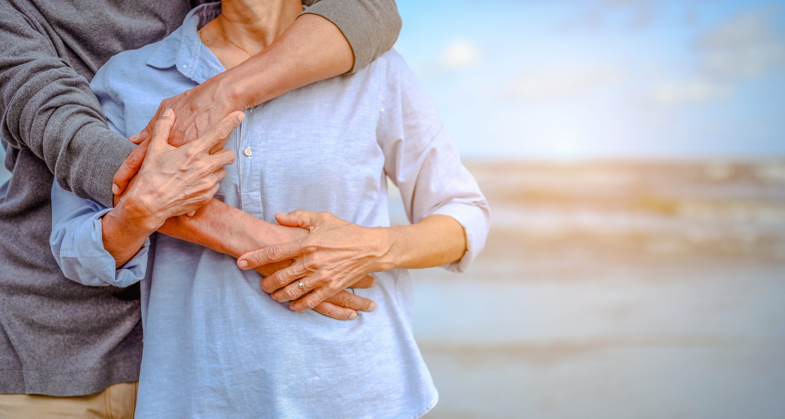 pareja mayor abrazandose