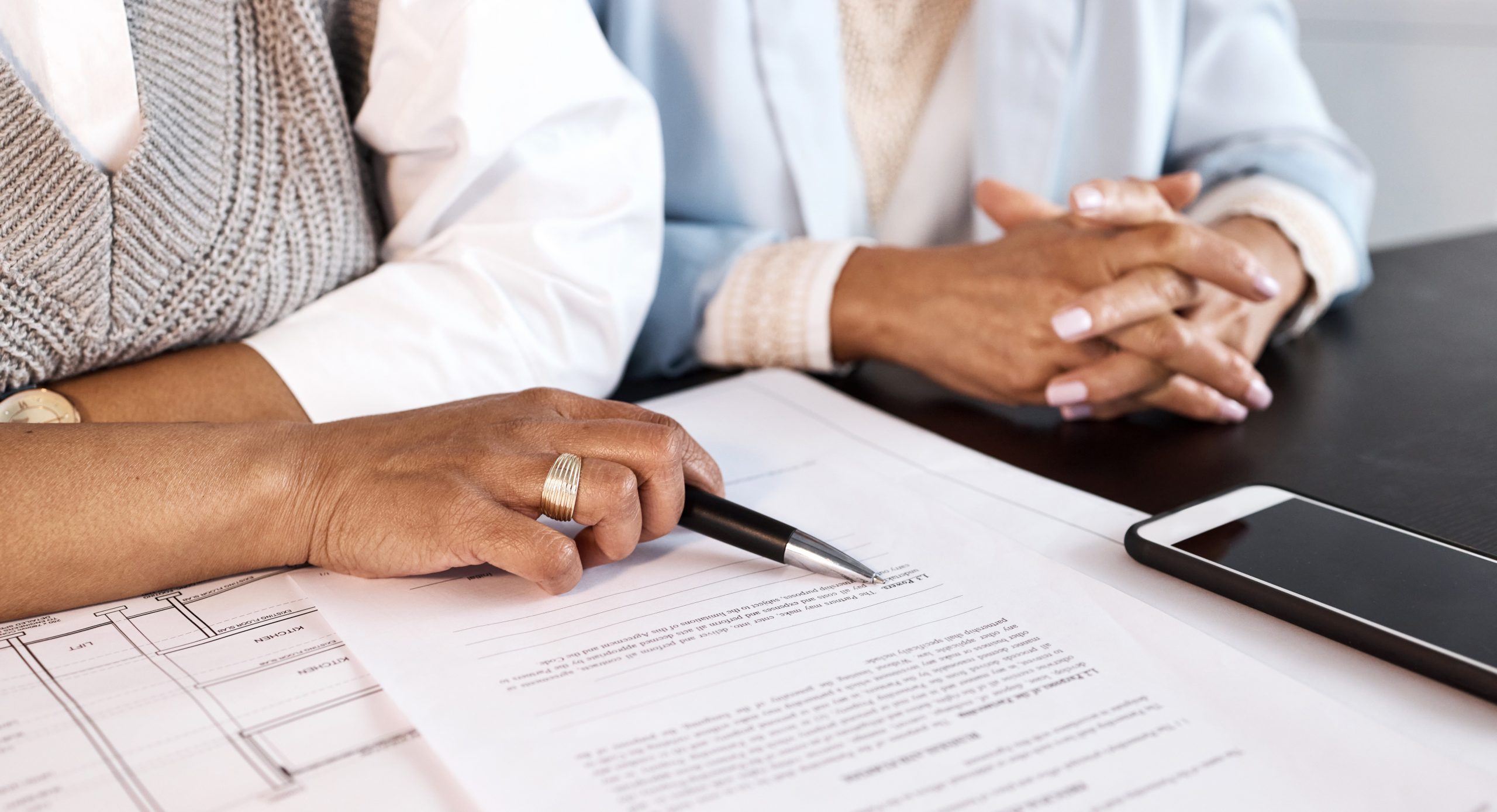 mujeres firmando contrato