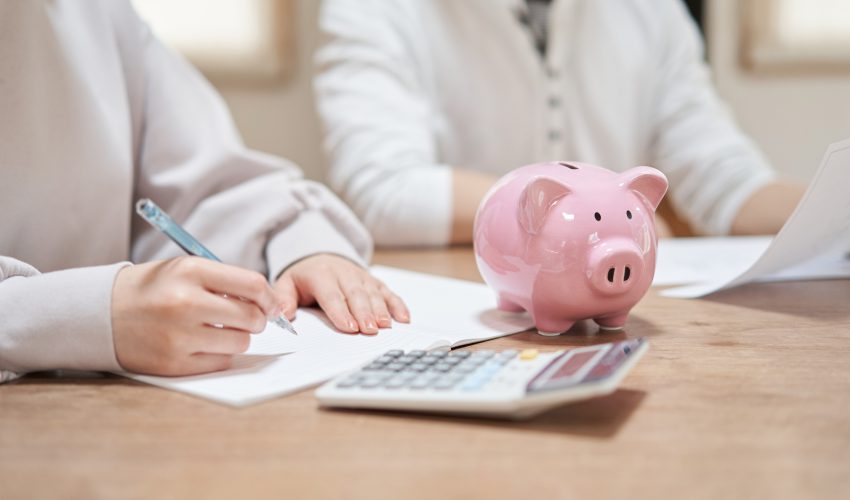 pareja planificando presupuesto con calculadora