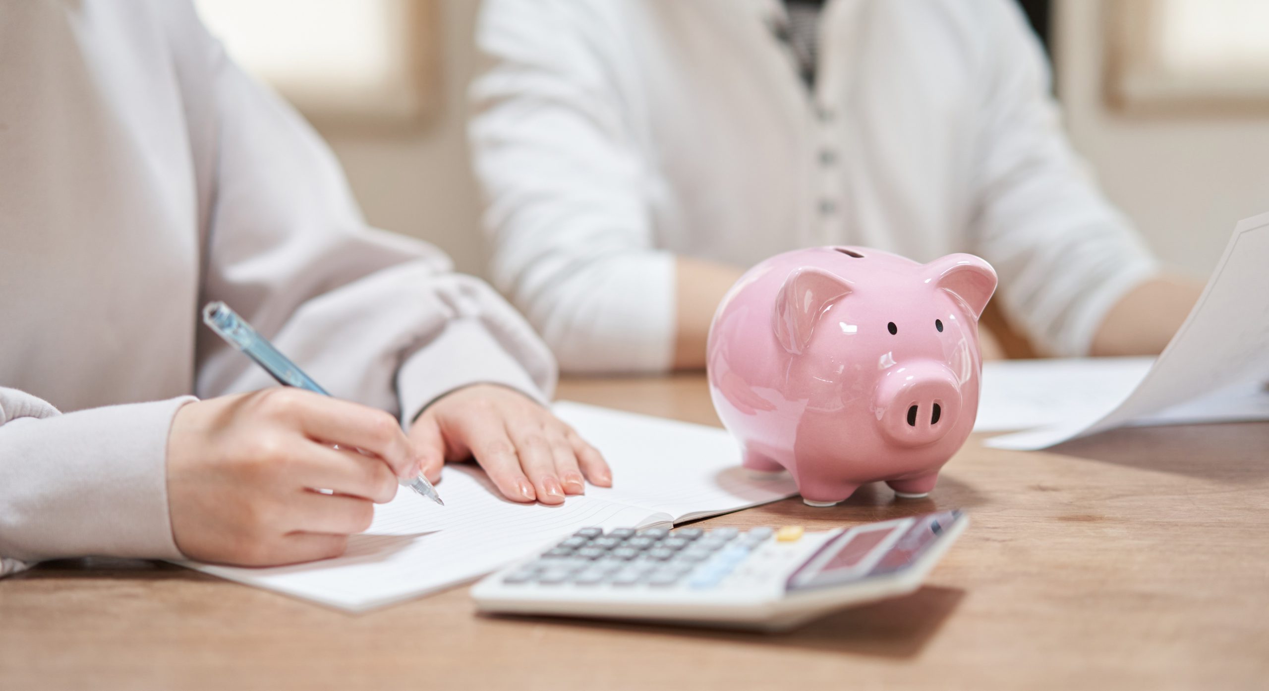 pareja planificando presupuesto con calculadora