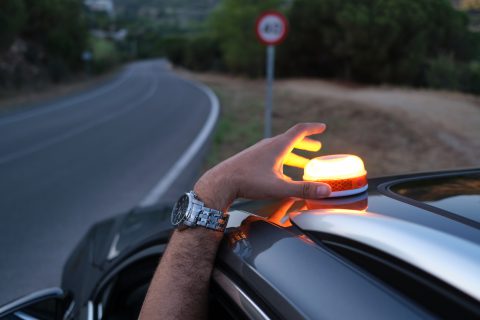baliza emergencia encima de coche