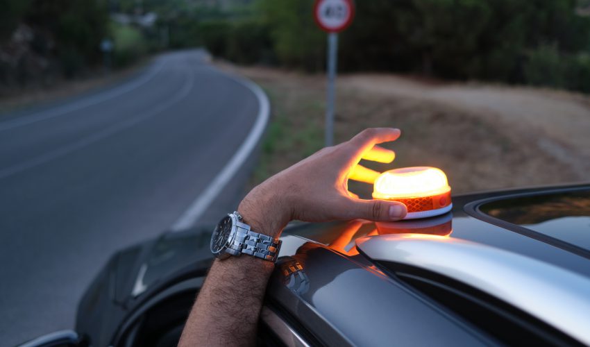 baliza emergencia encima de coche