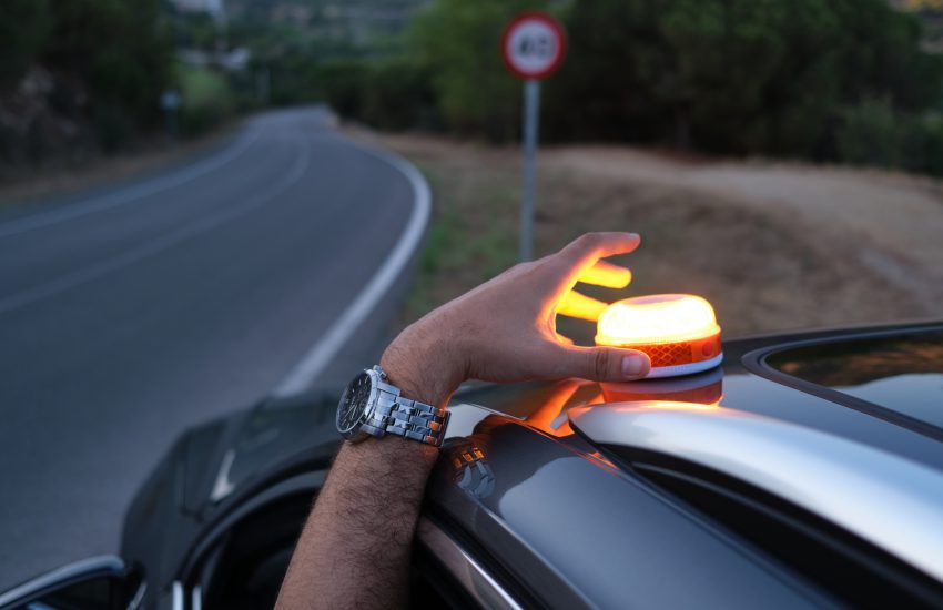 baliza emergencia encima de coche