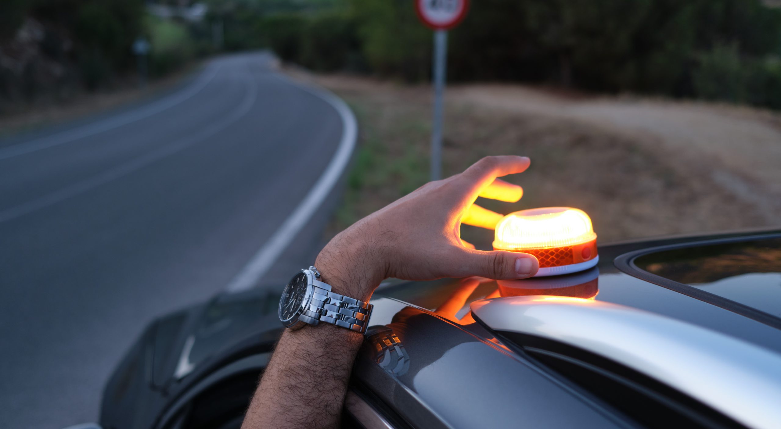 baliza emergencia encima de coche