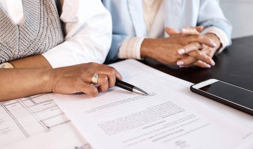 mujeres firmando contrato