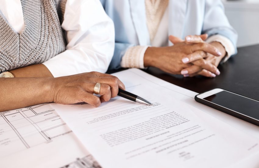 mujeres firmando contrato