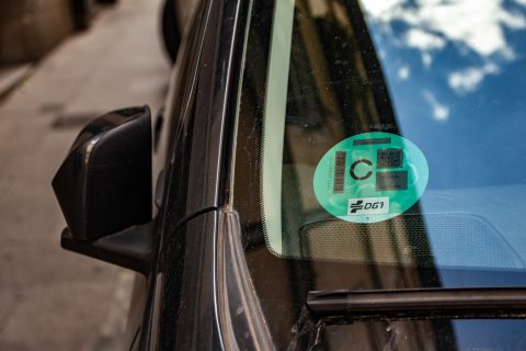 coche con pegatina ambiental