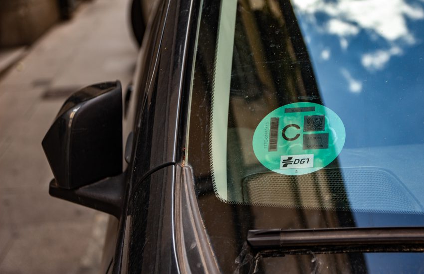 coche con pegatina ambiental