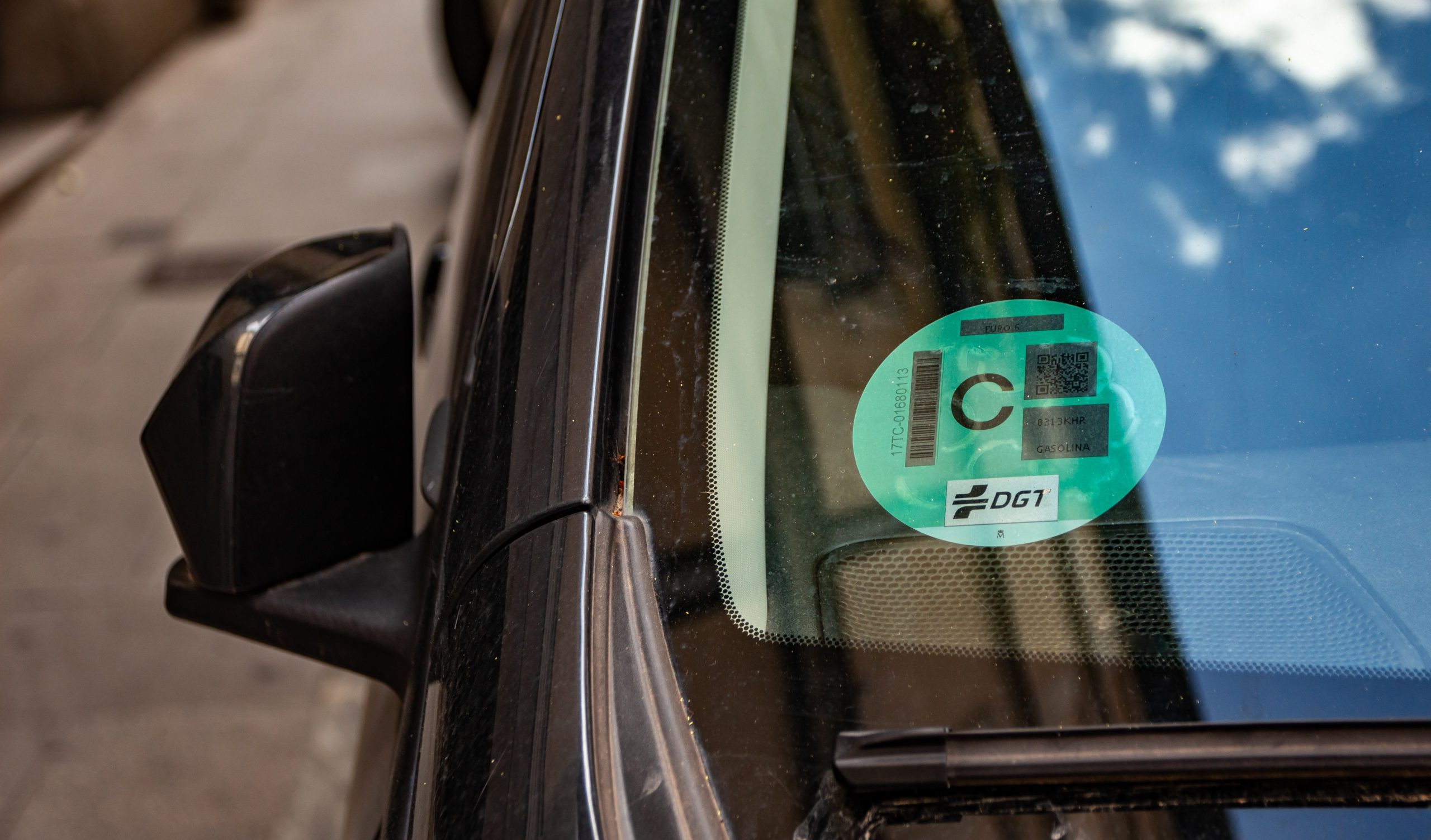 coche con pegatina ambiental